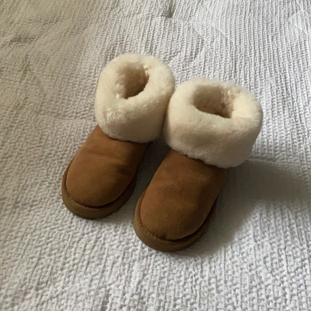Mini fluff boot. Barely worn. Excellent condition